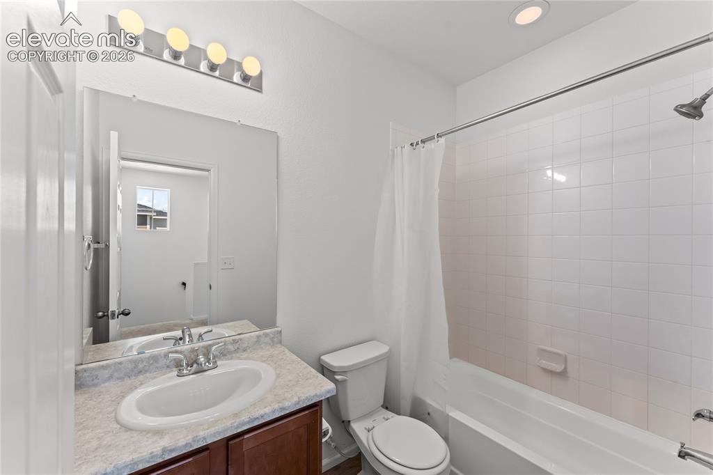 Image 19 of 35: Bathroom