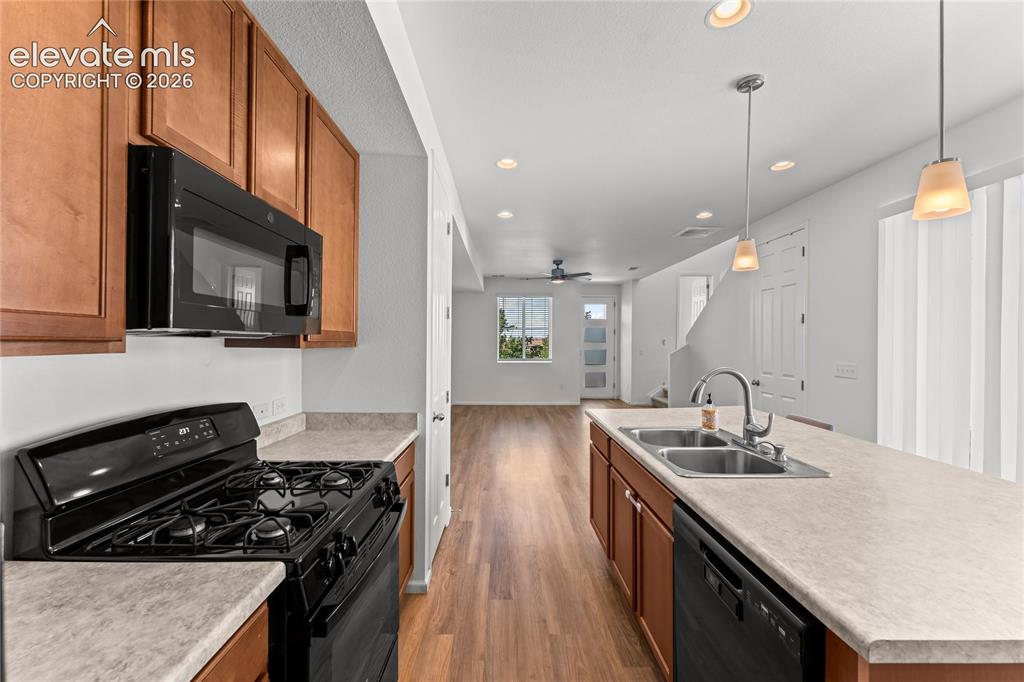 Image 8 of 35: Kitchen