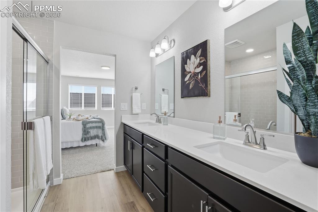 Image 14 of 18: Bathroom