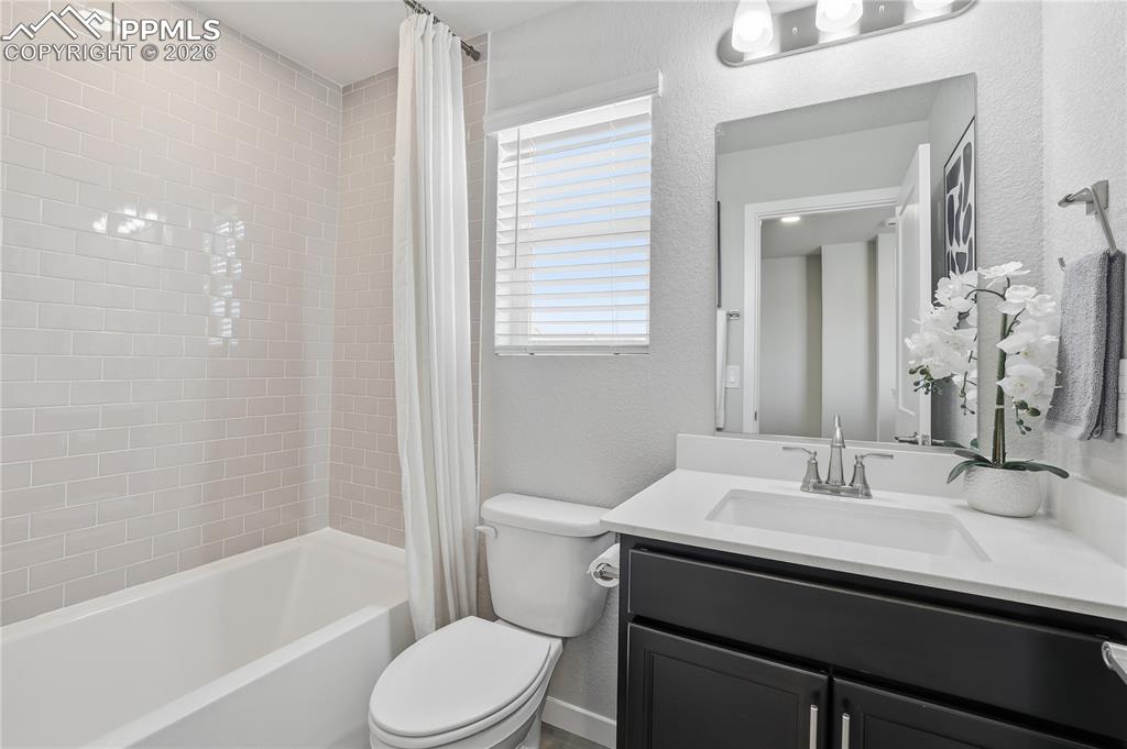 Image 15 of 18: Bathroom