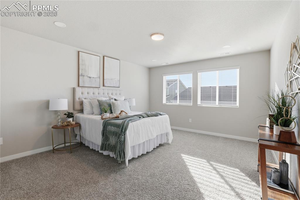 Image 17 of 18: Bedroom