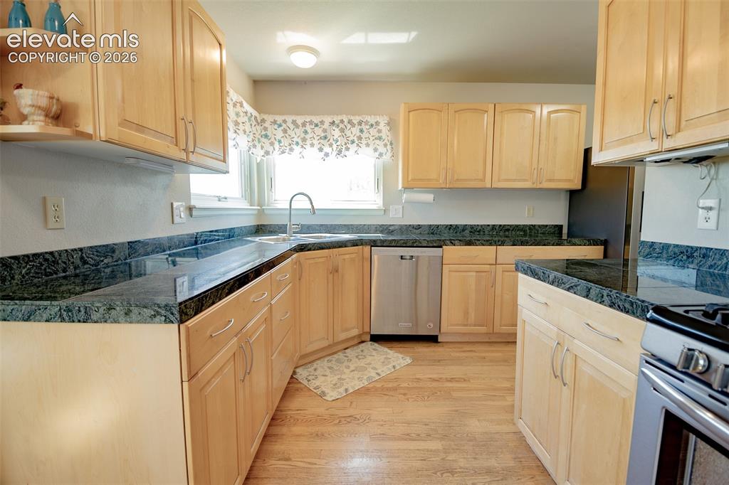 Image 12 of 49: Kitchen