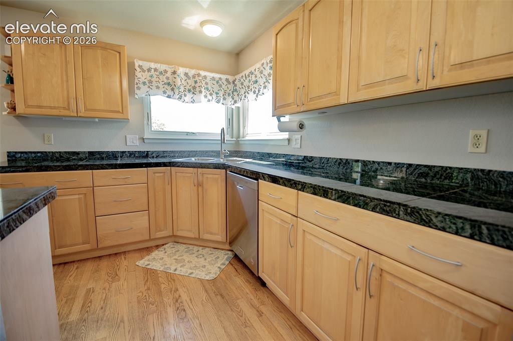 Image 13 of 49: Kitchen