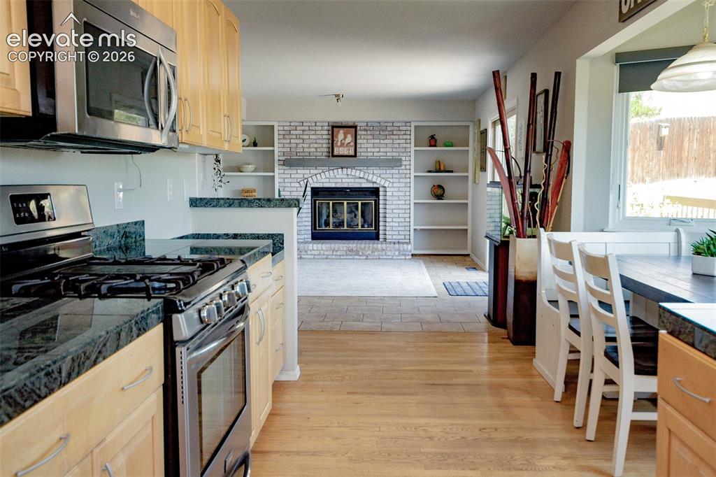 Image 14 of 49: Kitchen