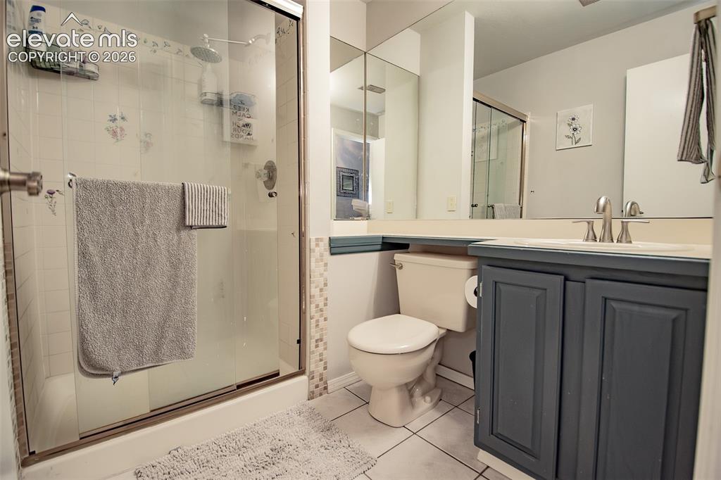 Image 32 of 49: Bathroom