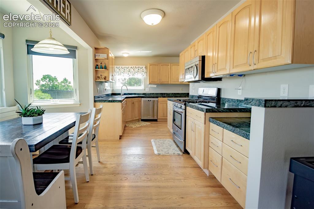 Image 9 of 49: Kitchen