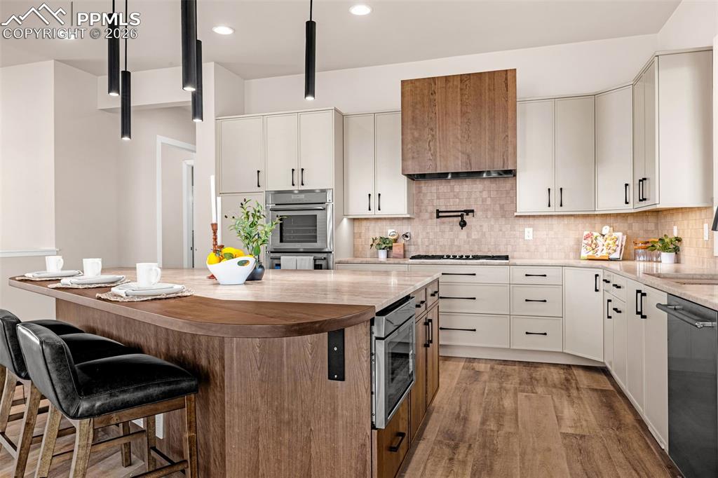 Image 10 of 50: Kitchen