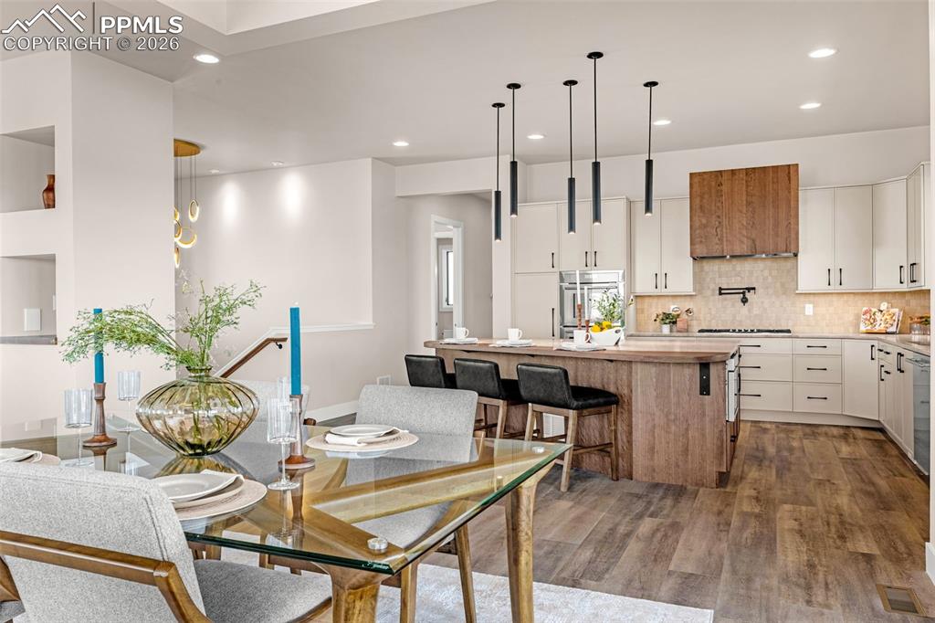 Image 16 of 50: Dining Area