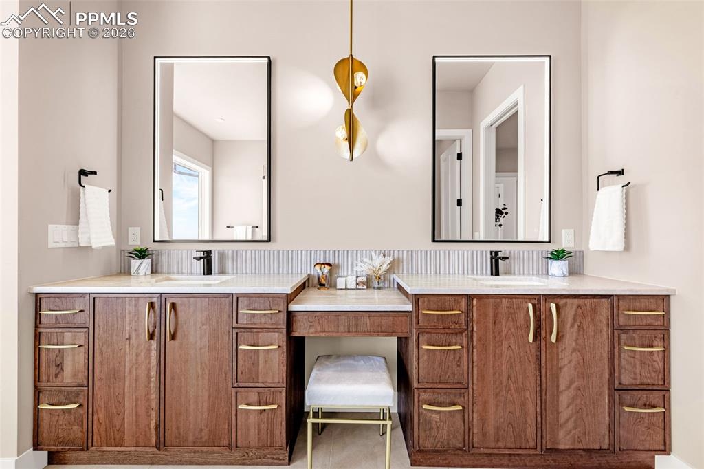 Image 19 of 50: Bathroom
