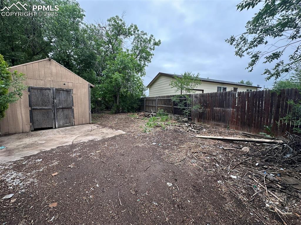 Image 11 of 11: Yard