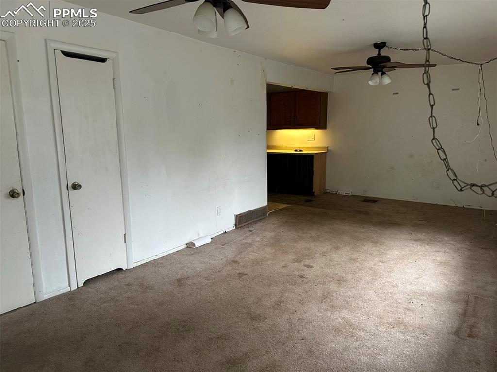 Image 3 of 11: Living Room