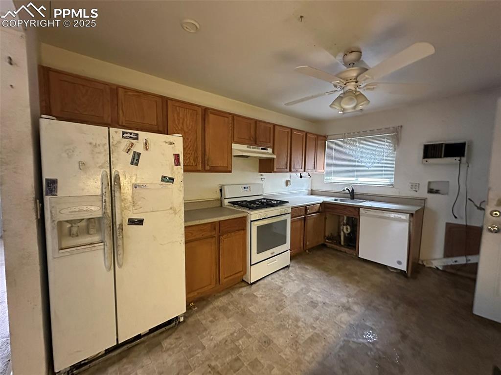 Image 5 of 11: Kitchen