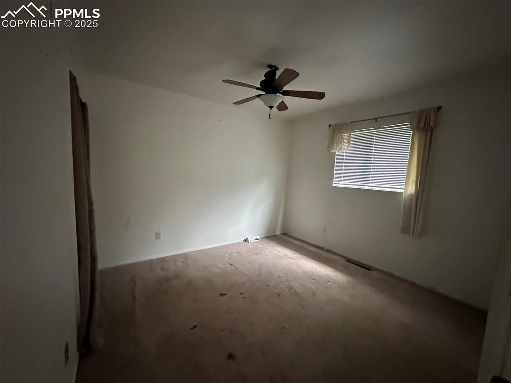 Image 7 of 11: Bedroom