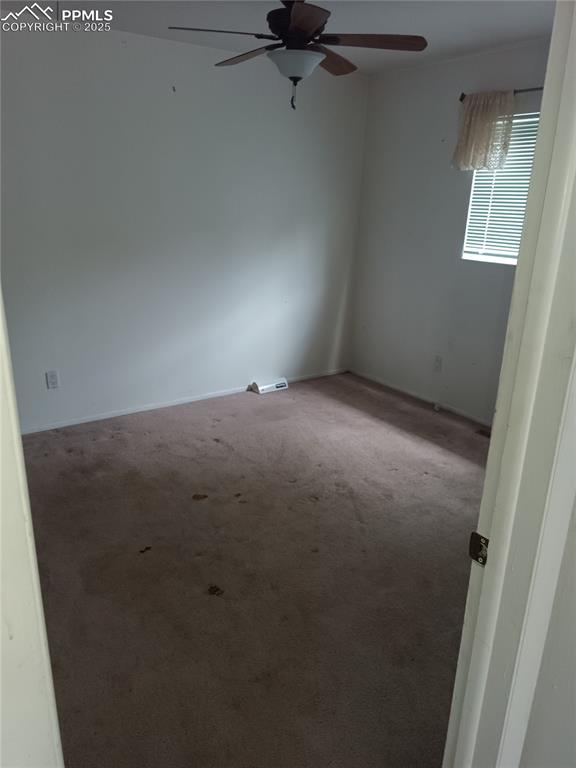 Image 9 of 11: Bedroom