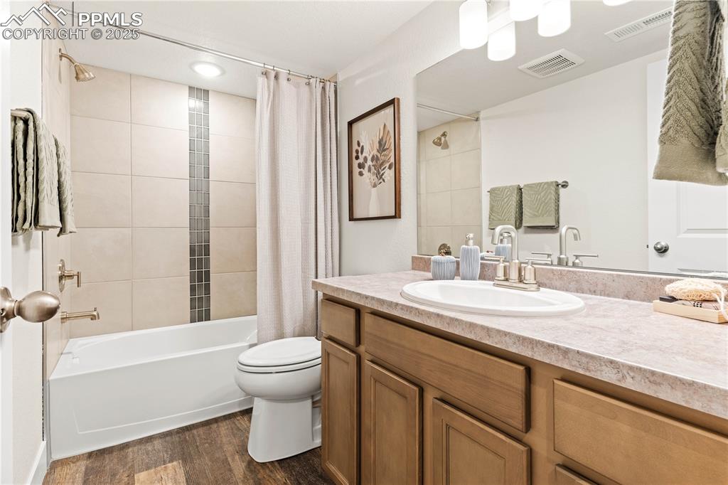 Image 17 of 33: Bathroom