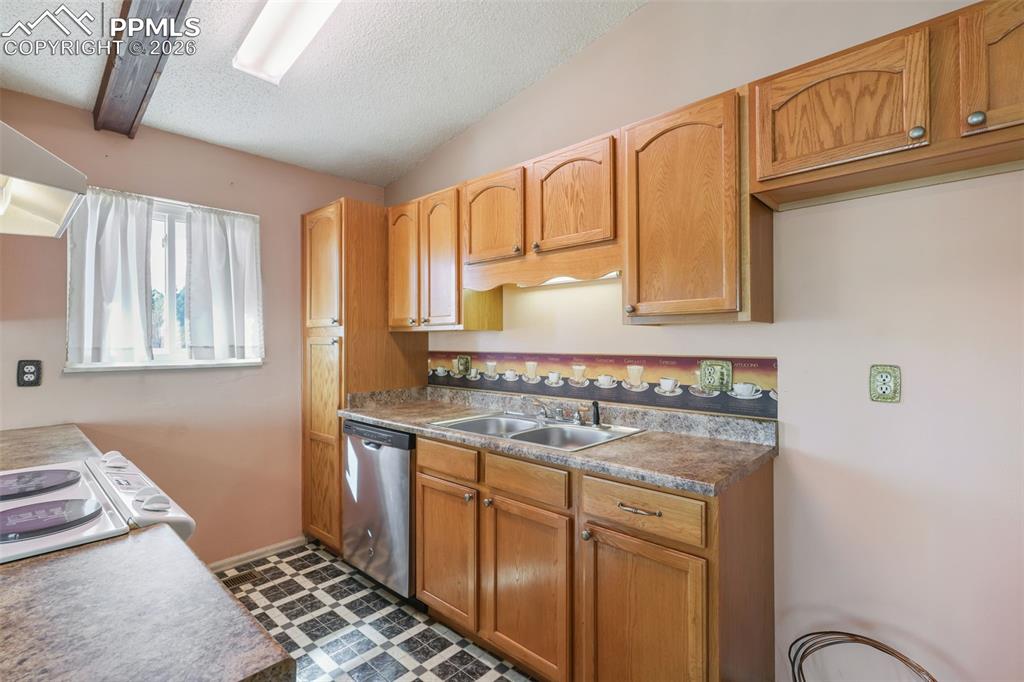 Image 12 of 37: Kitchen