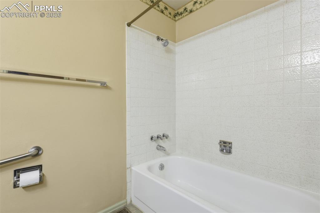 Image 19 of 37: Bathroom