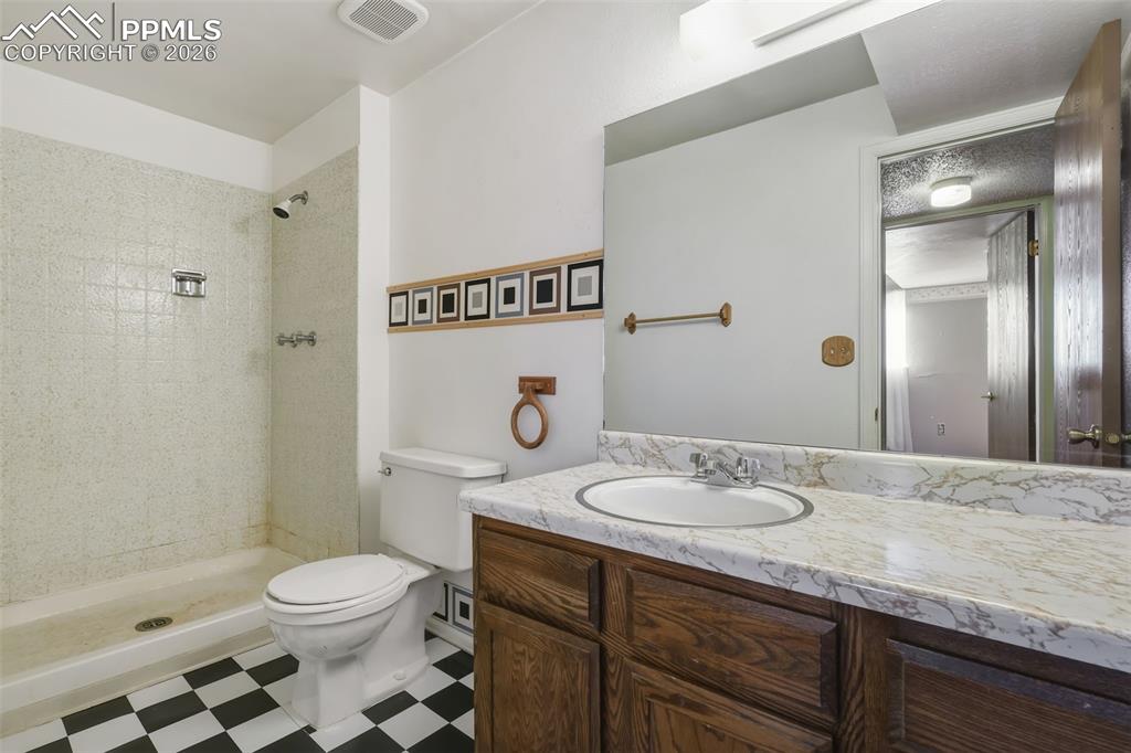 Image 28 of 37: Bathroom