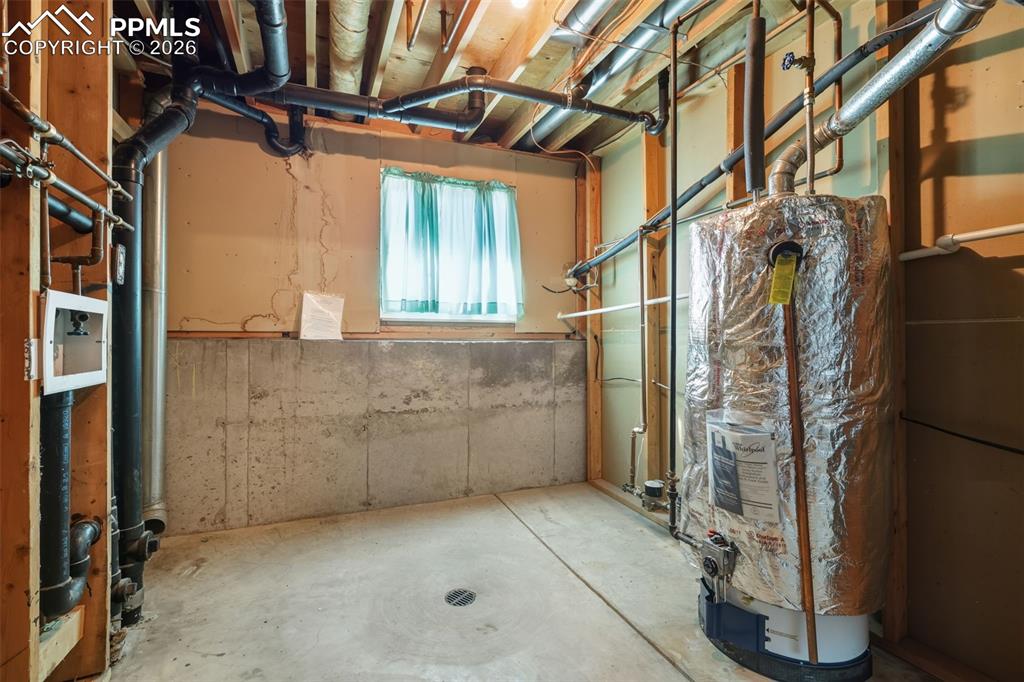 Image 31 of 37: Utility Room