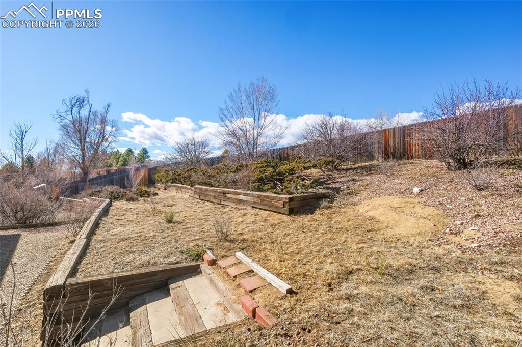 Image 36 of 37: Yard