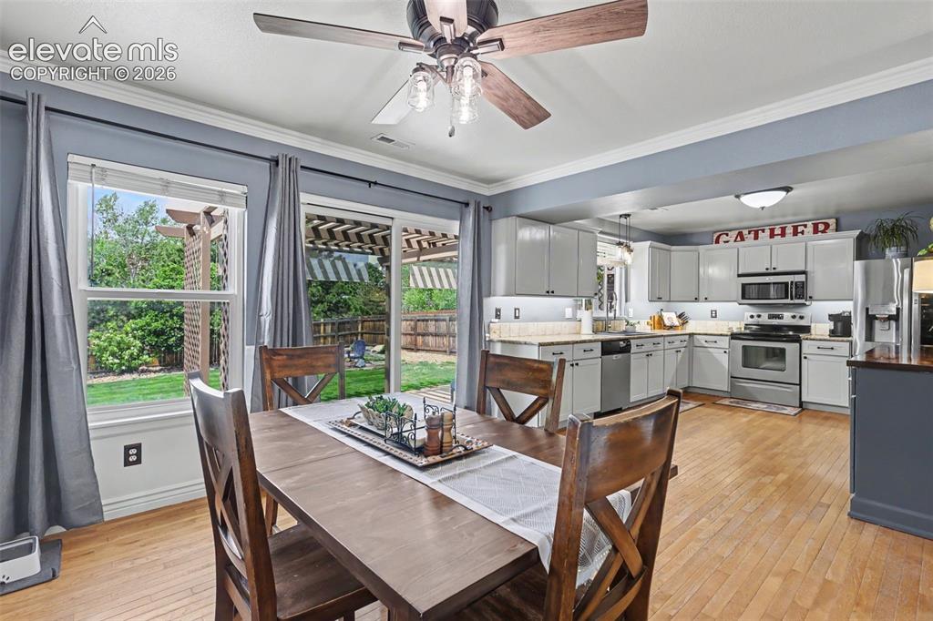 Image 13 of 38: Dining Area