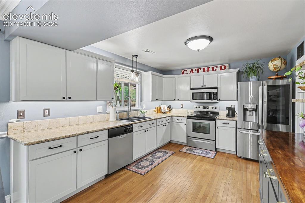 Image 15 of 38: Kitchen