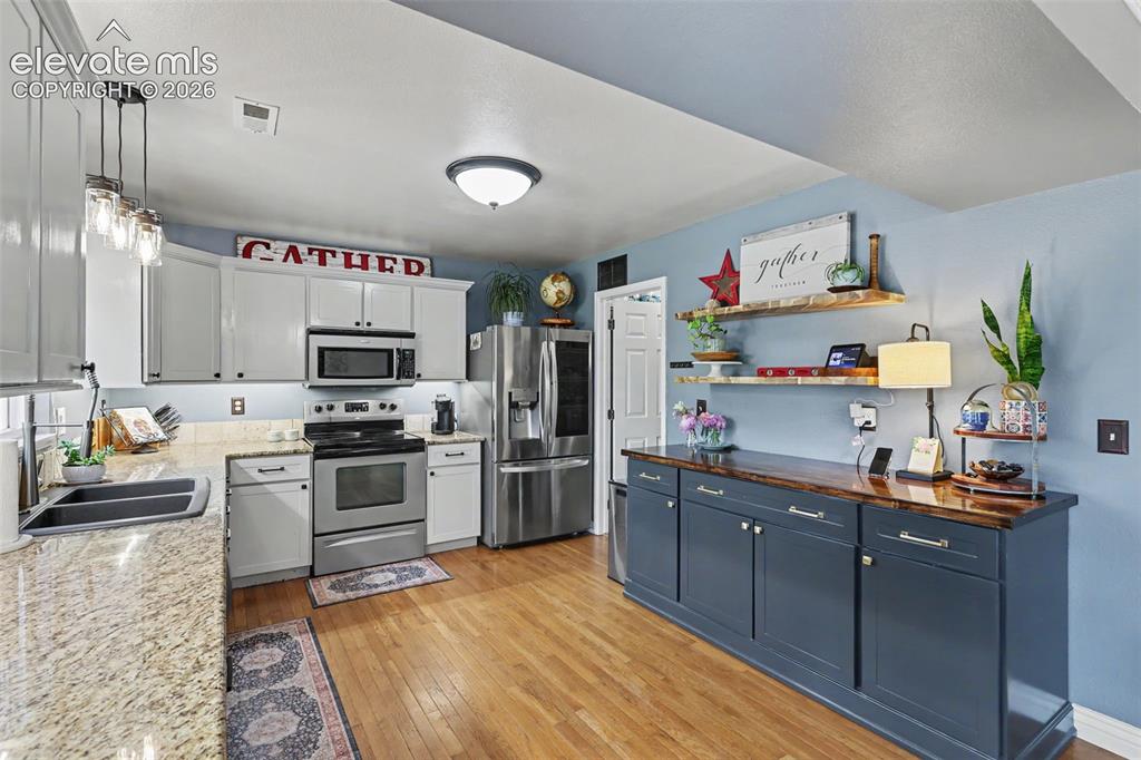 Image 16 of 38: Kitchen