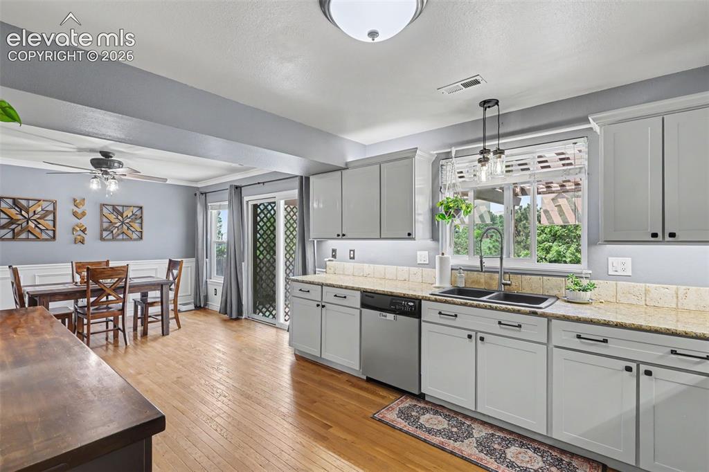 Image 17 of 38: Kitchen