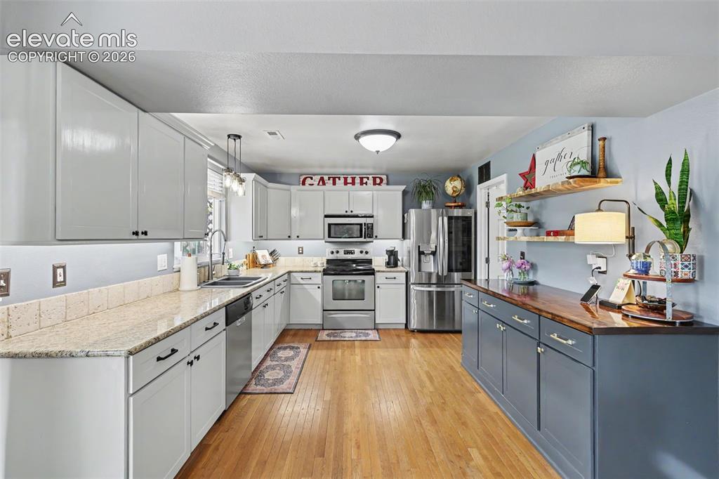 Image 18 of 38: Kitchen