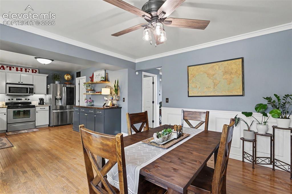 Image 9 of 38: Dining Area