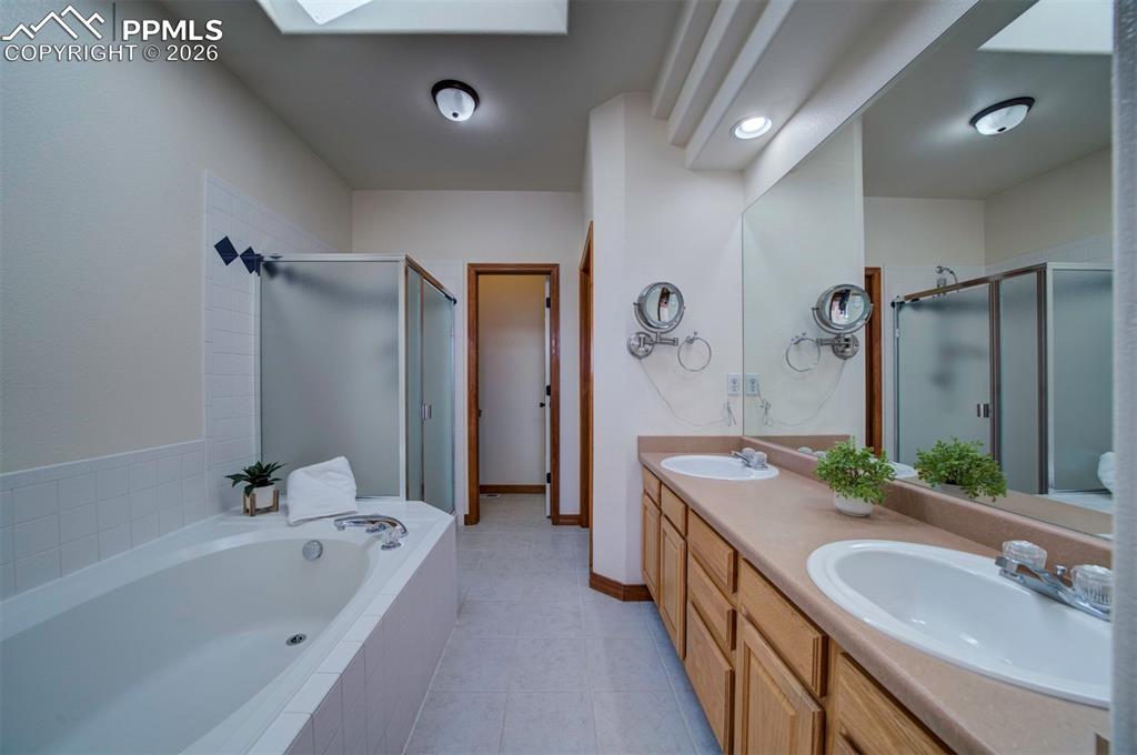 Image 21 of 39: 5 piece Bath