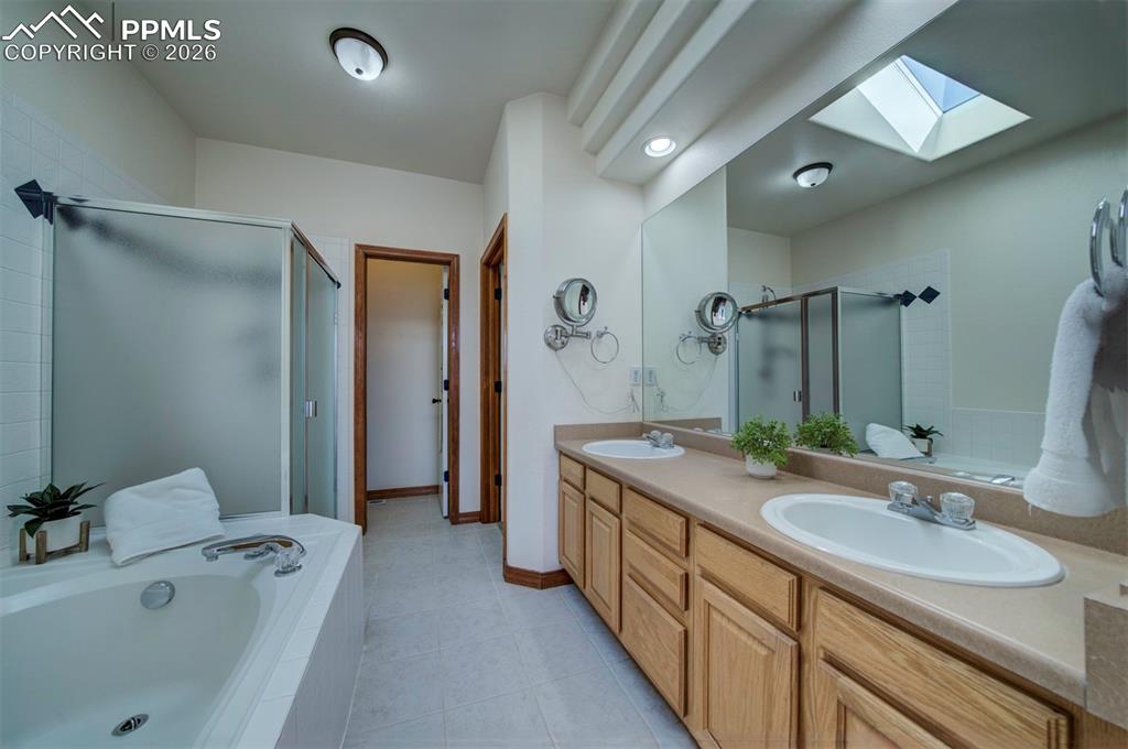 Image 22 of 39: Bathroom