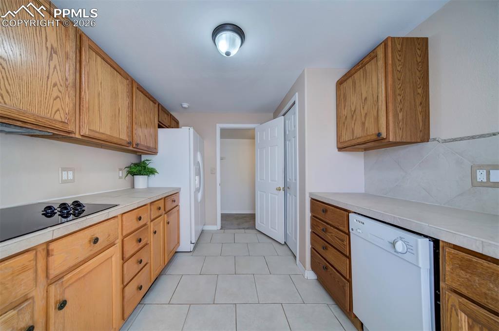 Image 27 of 39: 2nd Full Kitchen