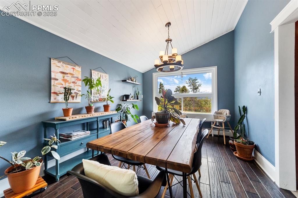 Image 13 of 42: Dining Area