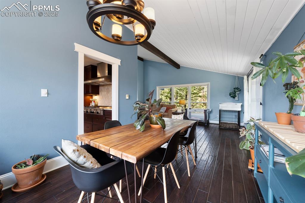 Image 14 of 42: Dining Area