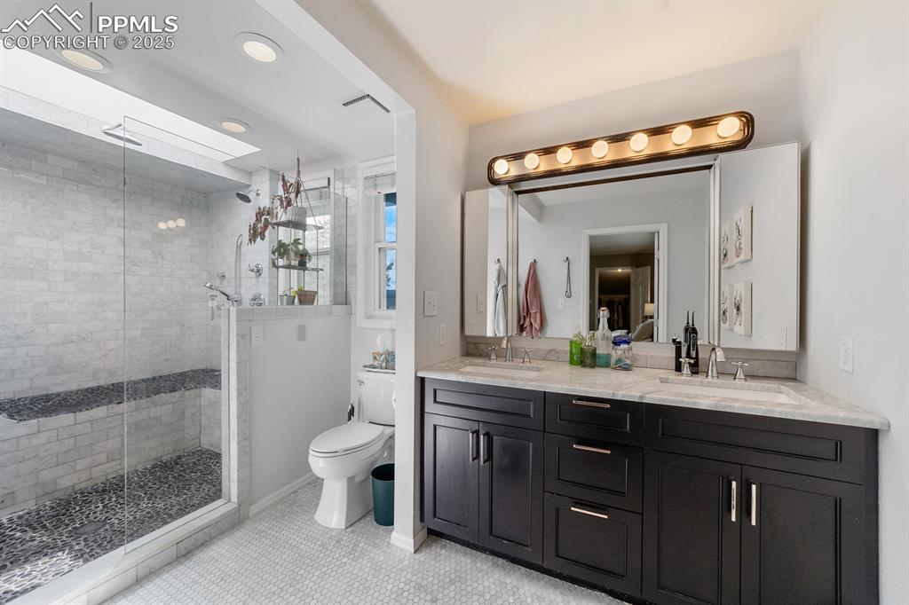 Image 22 of 42: Bathroom