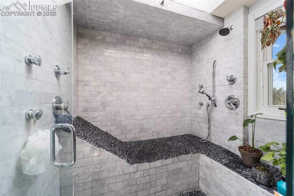 Image 23 of 42: Bathroom