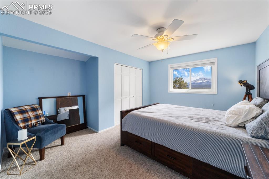 Image 27 of 42: Bedroom