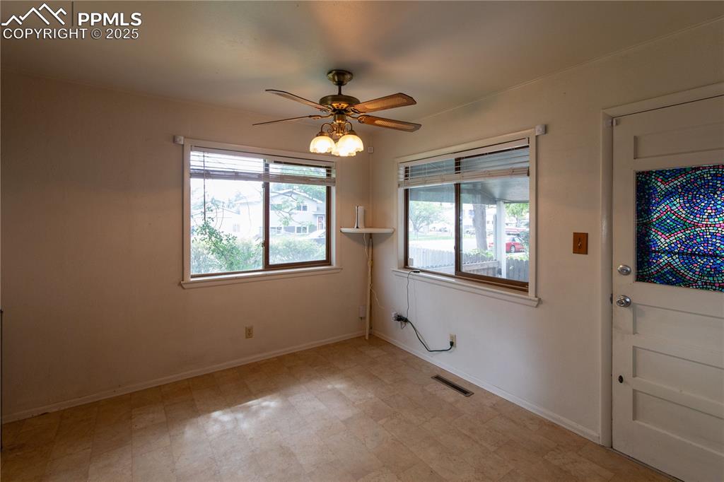 Image 10 of 32: Dining Area