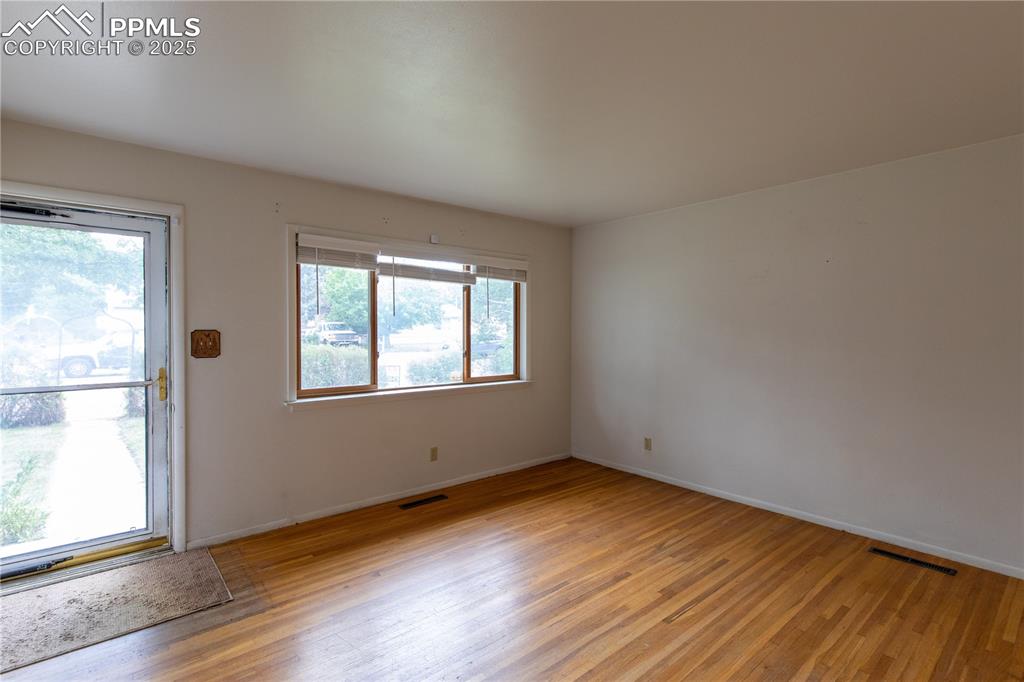 Image 5 of 32: Living Room