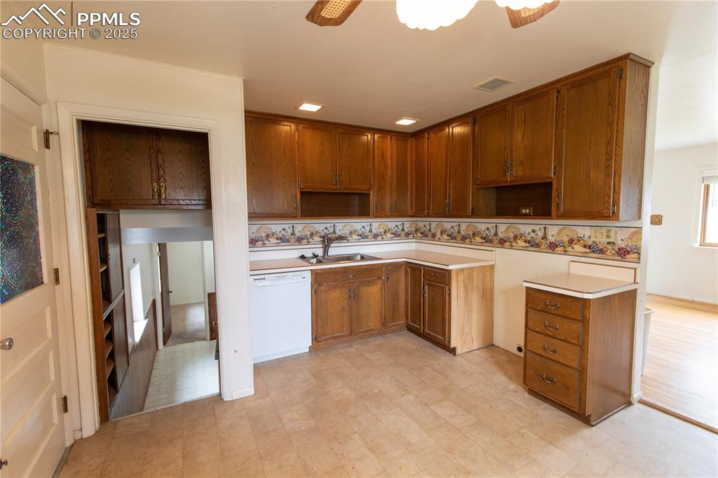 Image 7 of 32: Kitchen