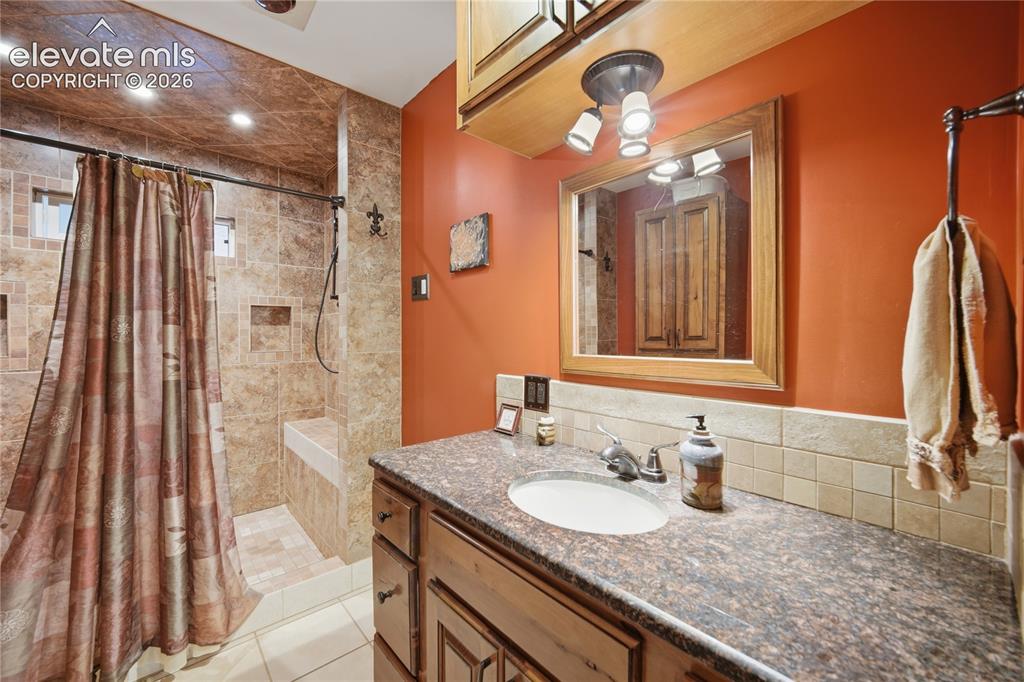 Image 14 of 28: Bathroom