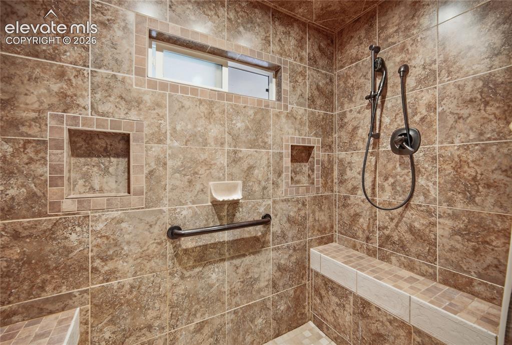 Image 15 of 28: Bathroom