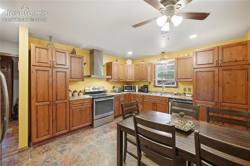 Image 16 of 28: Kitchen