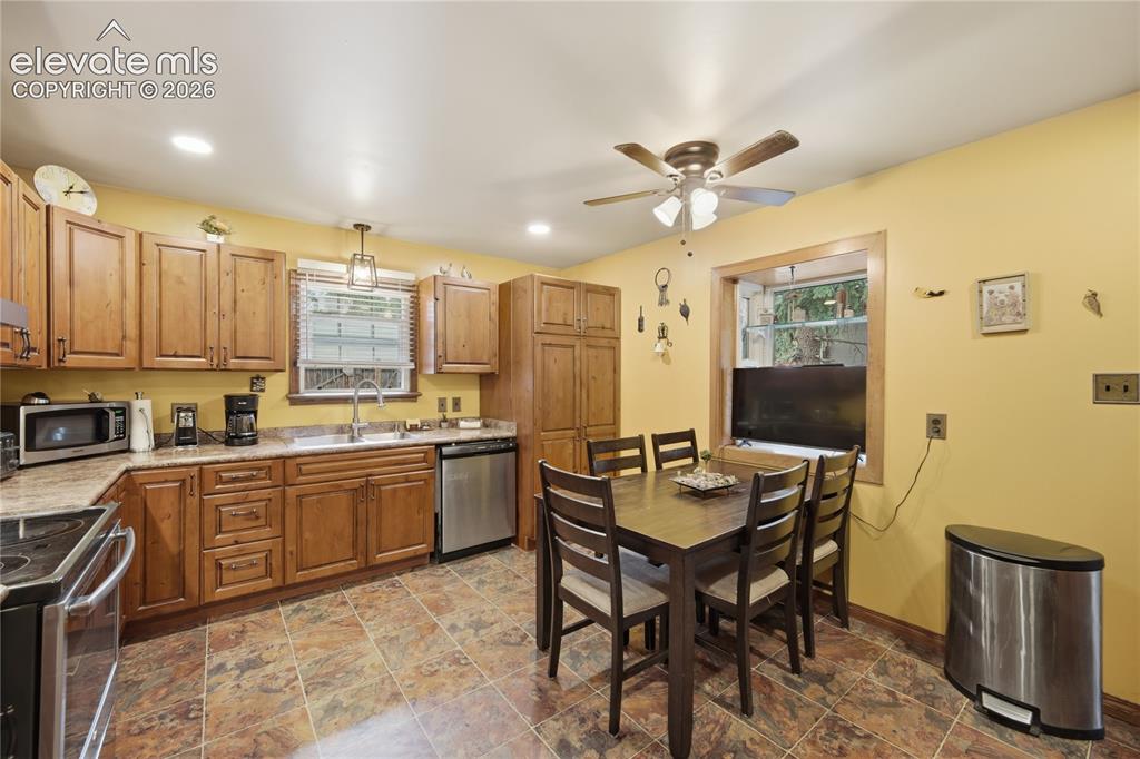 Image 17 of 28: Kitchen
