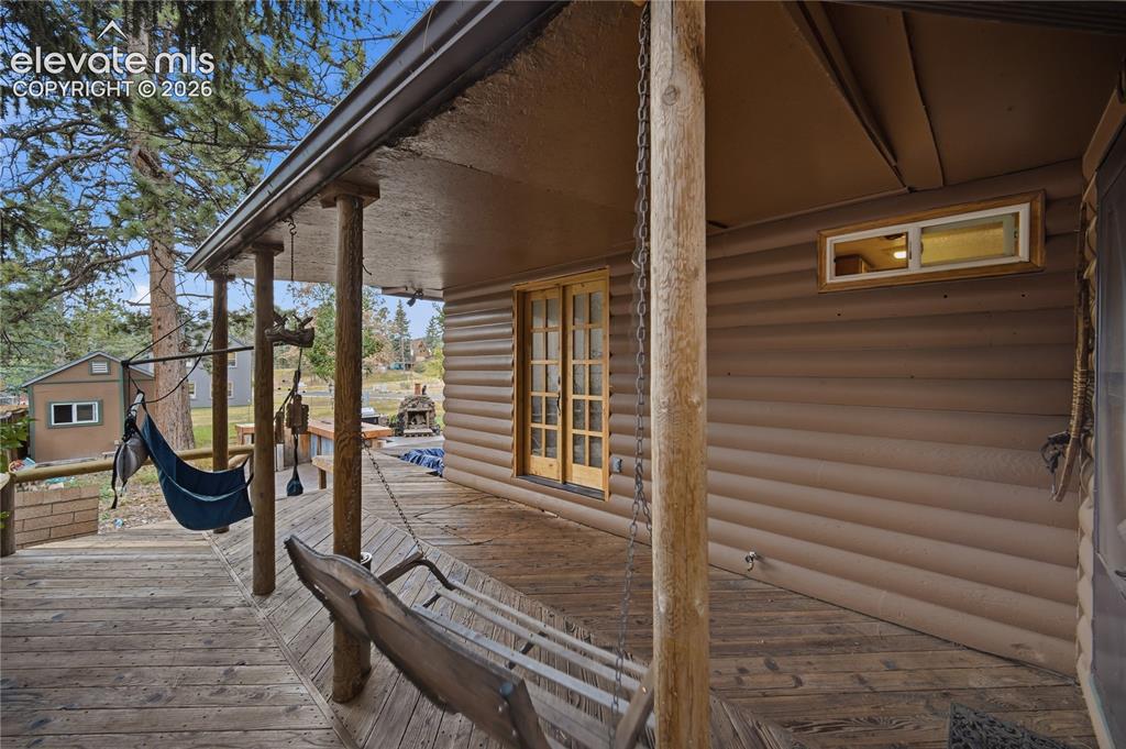 Image 20 of 28: Deck