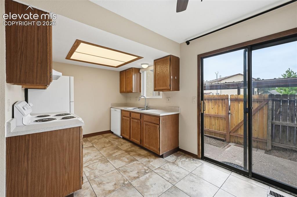 Image 10 of 27: Kitchen