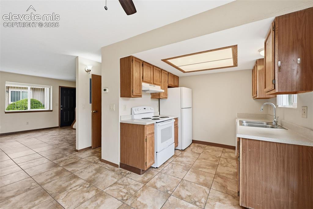 Image 11 of 27: Kitchen