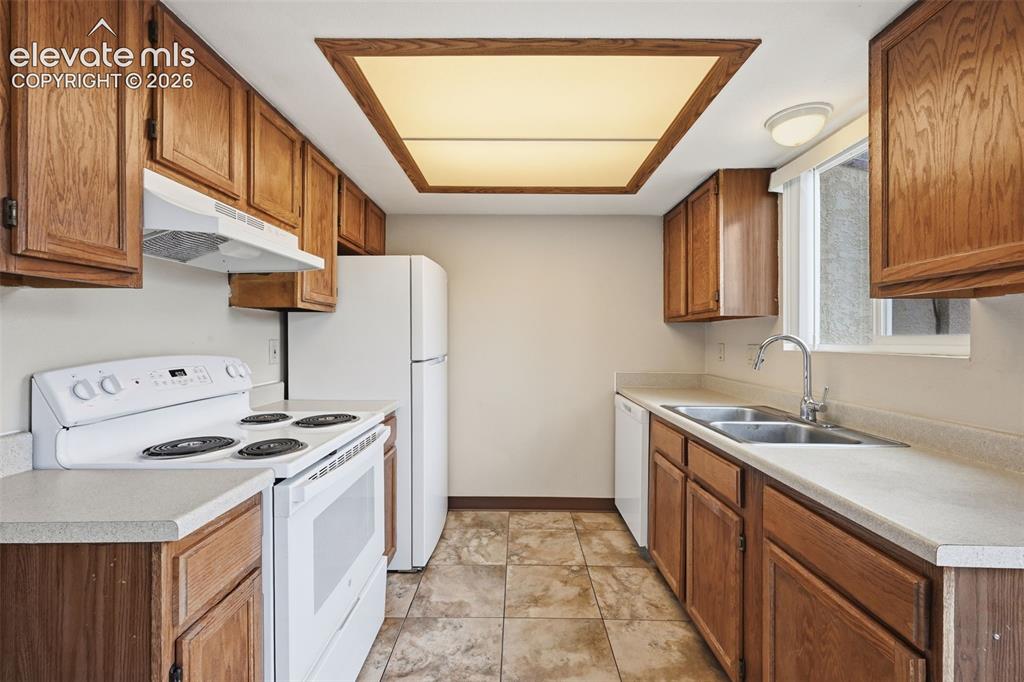 Image 12 of 27: Kitchen