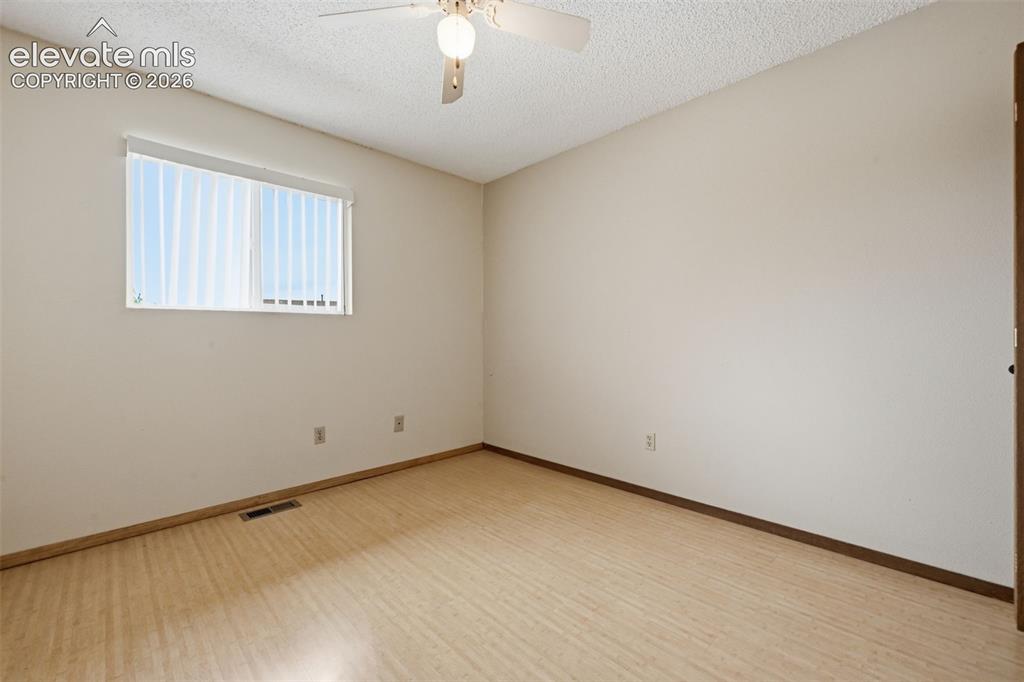Image 23 of 27: Secondary Bedroom
